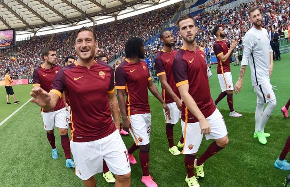 Un euforico Totti guida il giro di campo della Roma prima della gara con il Siviglia. Getty Images